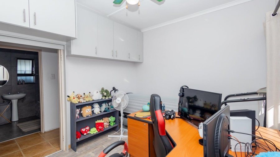 5 Bedroom Property for Sale in Avondale Western Cape